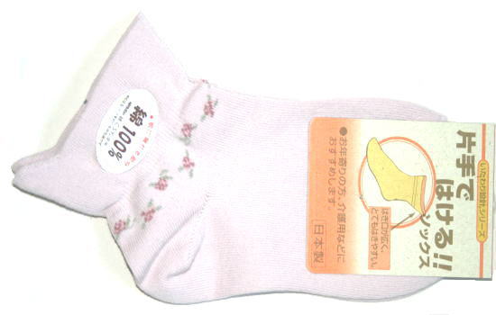 介護用品　日本製　婦人　片手ではけるソックス花柄の写真です。