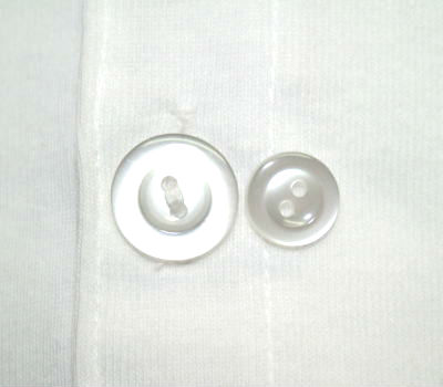 介護用品　日本製　紳士ボタン介護肌着ボタン大とボタン小の比較写真です。